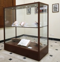 Vetrina espositiva ad isola linea ARGURION "telaio in alluminio"cm 80x180x200h.