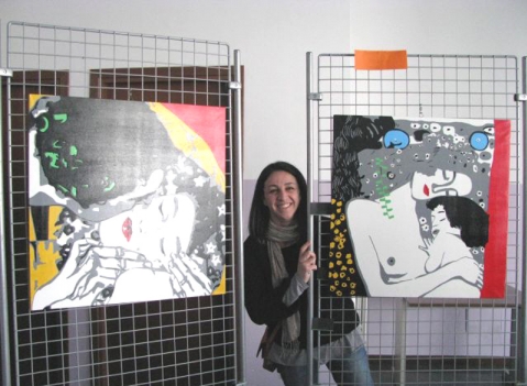 Mostra di pittura con griglie espositive