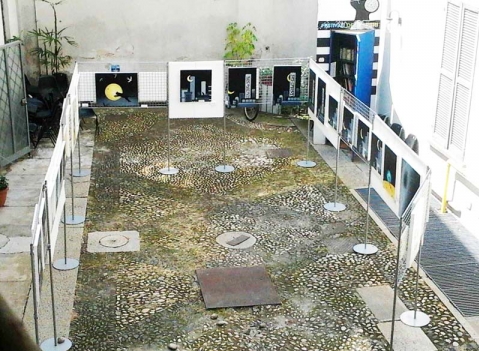 Mostra pittura con griglie espositive