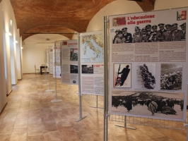 Pannello espositivo EXPO'  "griglia metallica" con basi diritte.MD-EXG10D2