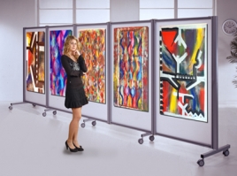 Separè espositivo ALA ROLLER  su rote con 5 pannelli espositivi , lastre in policarbonato alveolare.MD  