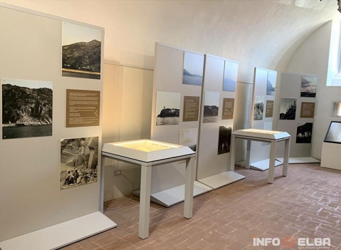 Vetrine espositive a tavolo: LINEA TESTI MD-VTA4