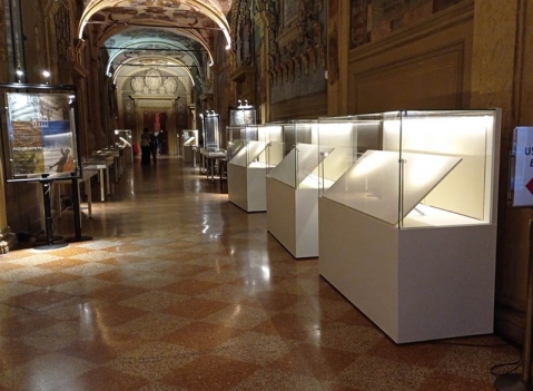 Vetrina  espositiva a tavolo della linea Theca
