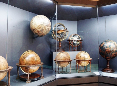 Vetrine espositive per musei della linea Theca