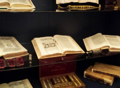 Vetrine espositive per musei della linea Theca